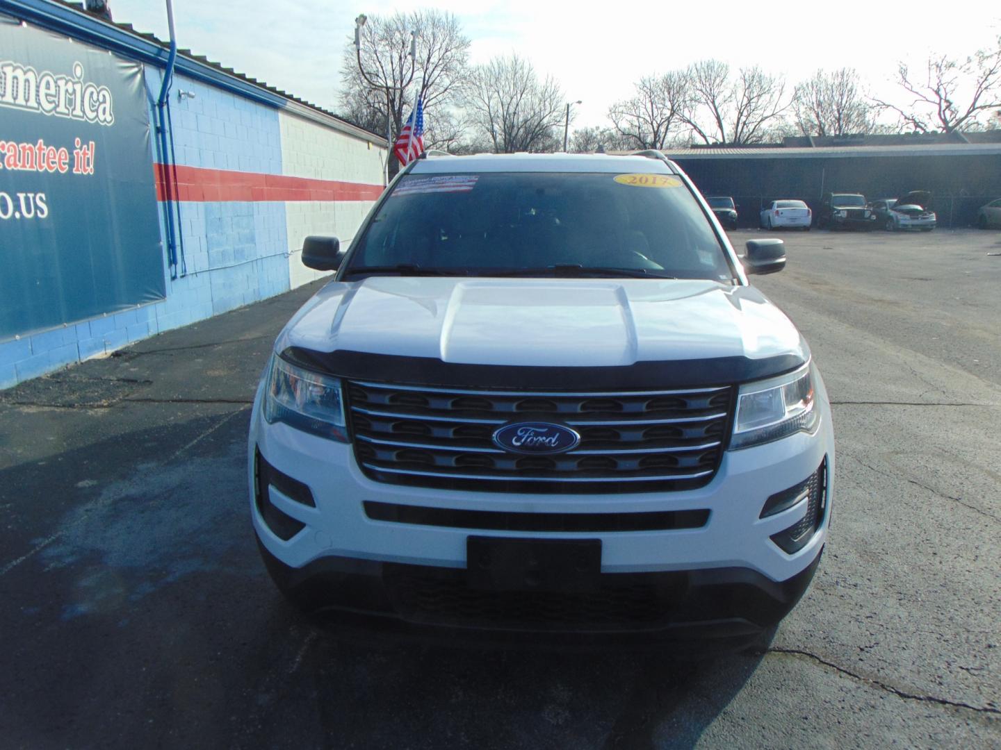 2017 White Ford Explorer (1FM5K8B8XHG) with an V6 3.5 Liter engine, Auto, 6-Spd SelectShift transmission, located at 2105 Dixie Hwy, Louisville, KY, 40210, (502) 772-3333, 38.220932, -85.795441 - Photo#3